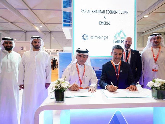 بحضور ولي عهد رأس الخيمة راكز وإميرج توقعان اتفاقية للتعاون في تعزيز حلول الطاقة النظيفة في رأس الخيمة